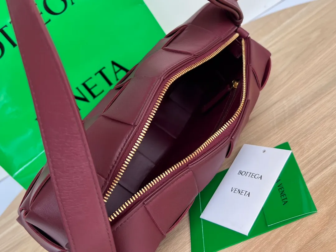 #B家 New model is coming! 709360 BRICK CASSETTE armpit bag, the traditional woven logo is instantly recognizable✅ Large grid weaving has always been fashionable, and the armpit bag is even more fashionable and foreign-style. Elegant big brick 🧱 Sheepskin material is light and comfortable, with a huge sense of capacity and space. Dark layer inside. Practical interior and fashionable appearance design. Durability and temperament coexist. Elegant big brick. Come and plant the same underarm bag from star Zhou Yutong! Dimensions: 28x14x10